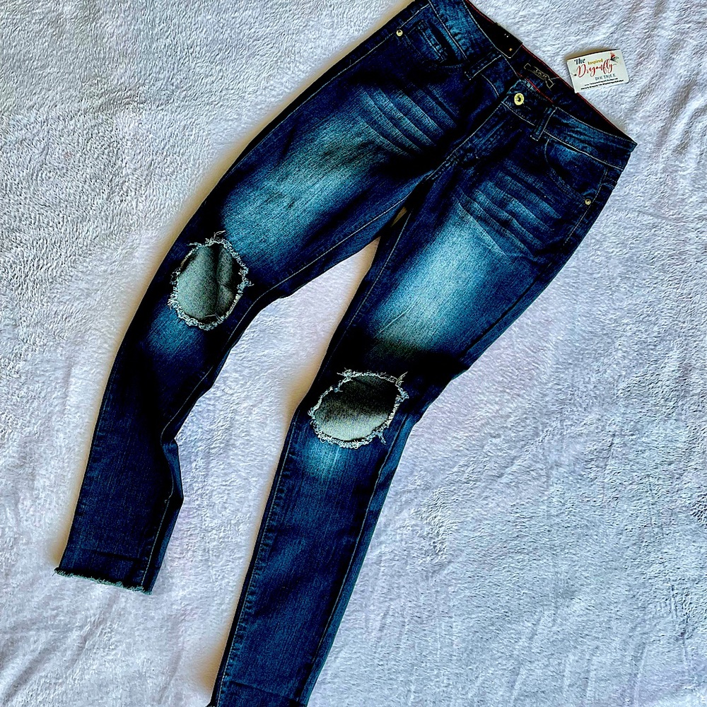 *NWT* L&B, “Lucky & Blessed” Dark Wash, Distressed Knee Skinny Jeans